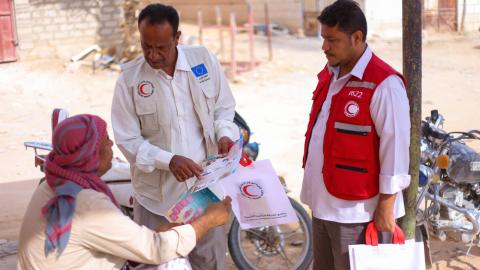 Yemen Red Cross teams sensitise communities in Sayon about different infectious diseases.